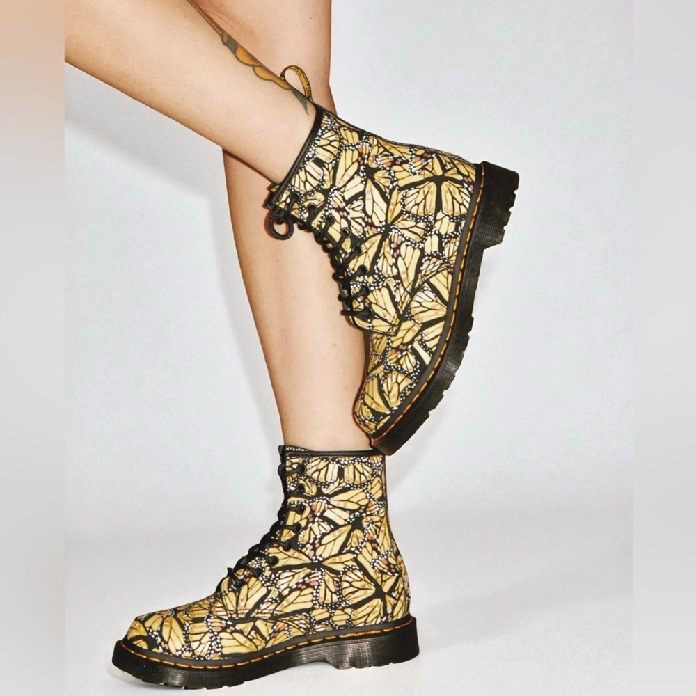 DR. MARTENS 1460 WOMEN'S BUTTERFLY PRINT LACE UP BOOTS SIZE 38